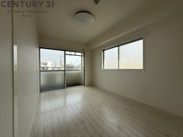 居室・リビング　床が明るい色合いで綺麗です♪