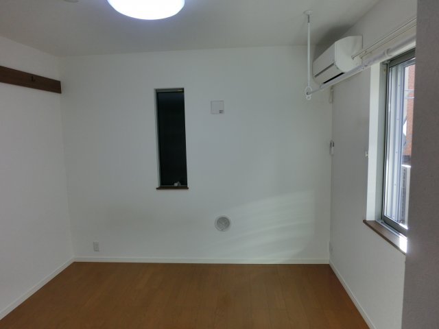 居室・リビング　落ち着いた色調の洋室です