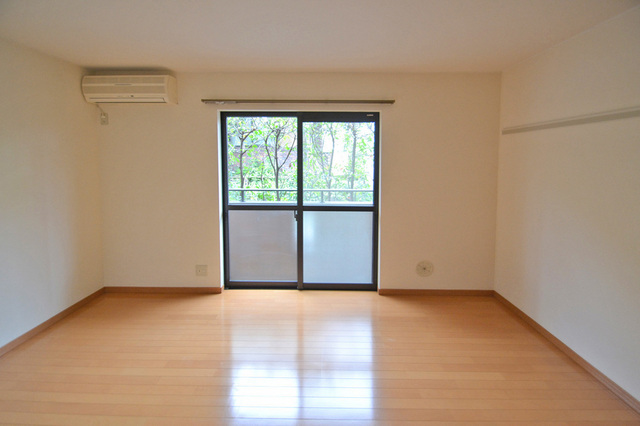 居室・リビング　家具の置きやすいフラットな７．６帖洋室