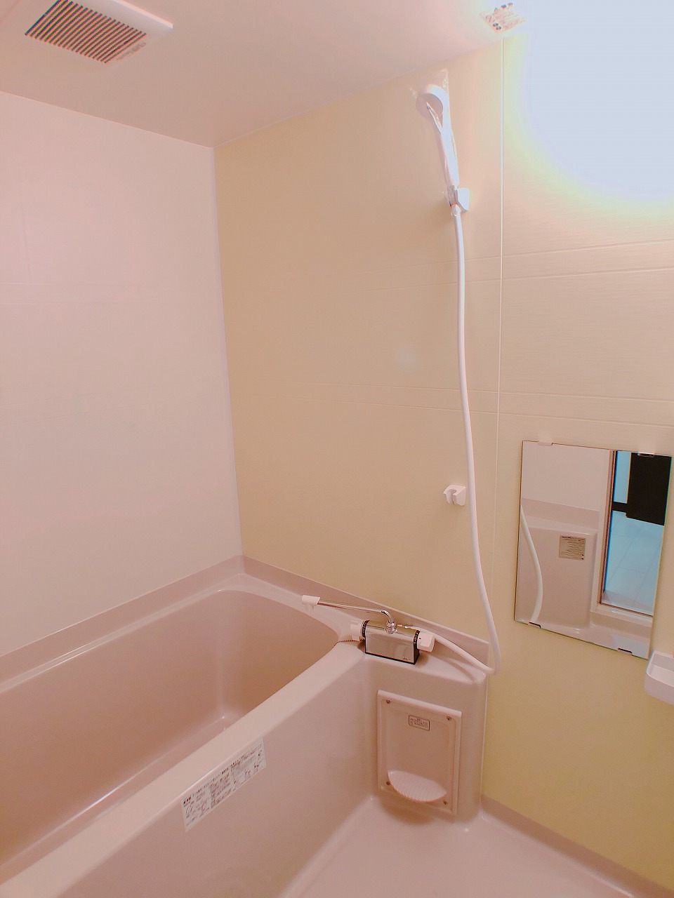 バス・シャワールーム　1面カラーパネル入り・浴室の鏡にシャンプー置き場付き