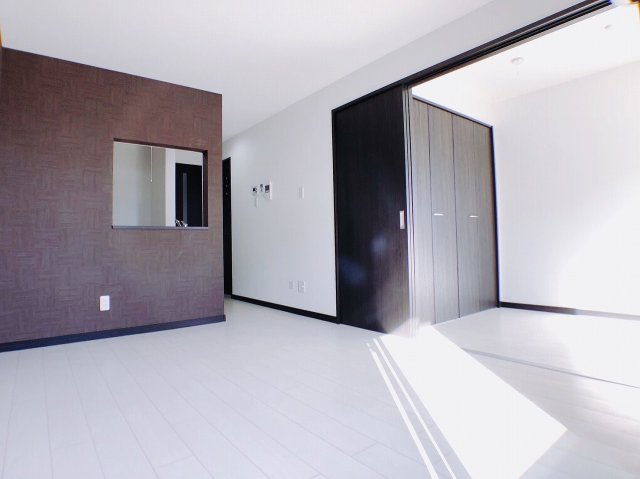 居室・リビング　南向きであたたかな陽射しが入り込むリビングルーム