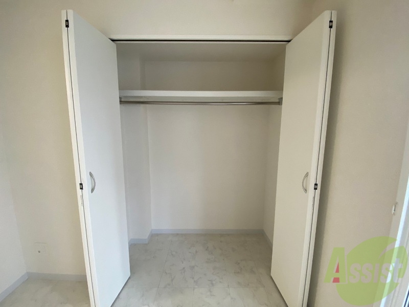 収納　こちらの収納にはハンガーをかけて服もしまえますね。