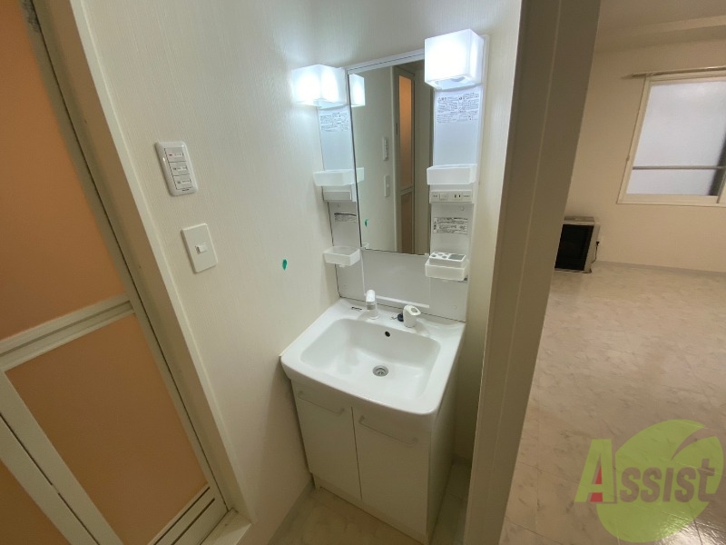 洗面設備　独立洗面台です。大きくてよいですね。シャンプーもできます！