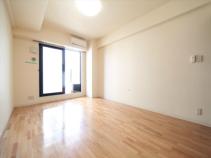 居室・リビング　洋室9帖　エアコン完備　バルコニー