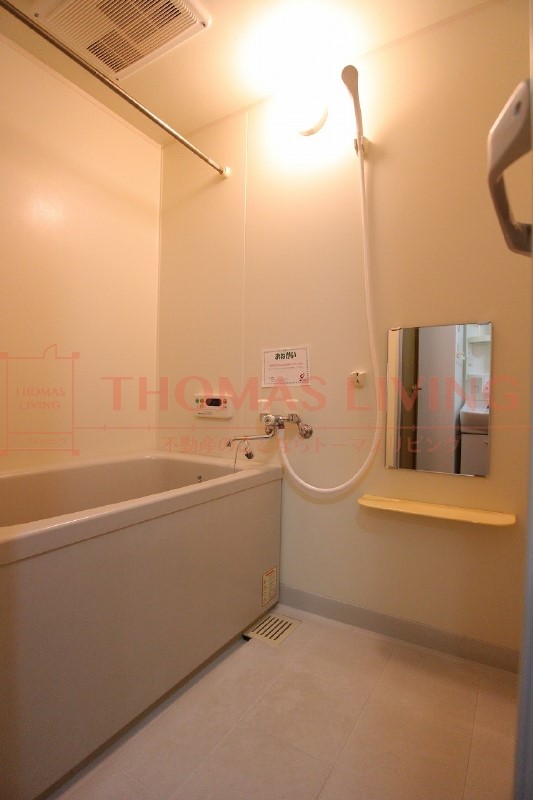 バス・シャワールーム　お風呂場には浴室乾燥機付き