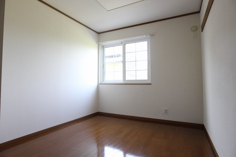 その他　北側の洋室も明るいです