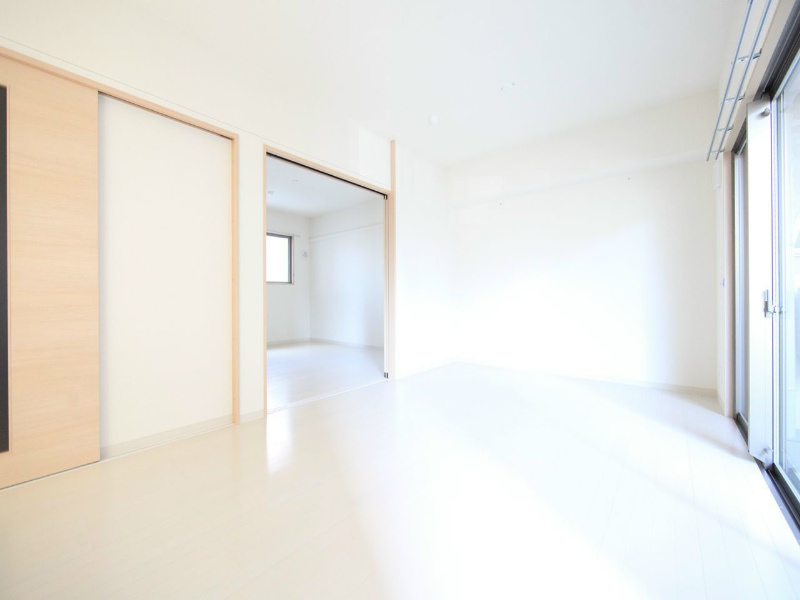 バルコニー　ＬＤＫ13.8帖　洋室8帖とつなげても仕切っても使えます