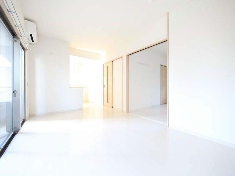 居室・リビング　ＬＤＫ13.8帖　洋室8帖とつなげても仕切っても使えます