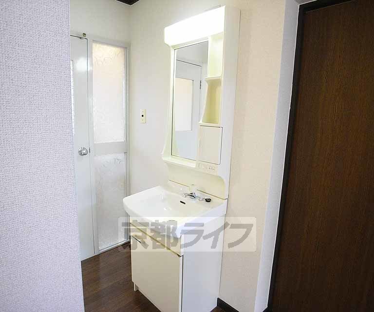 洗面設備　独立洗面台付きです。