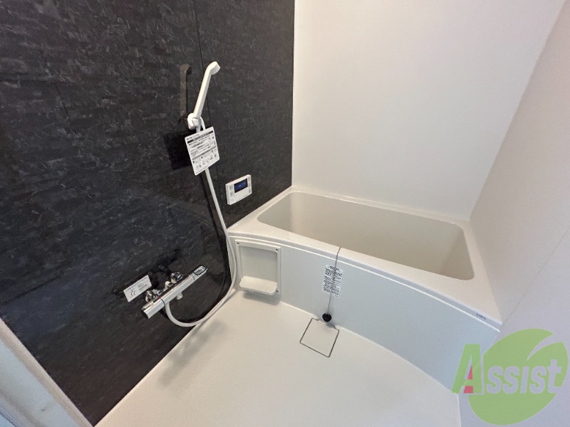 バス・シャワールーム　浴室は広々としており、浴槽もかなり大きいです。