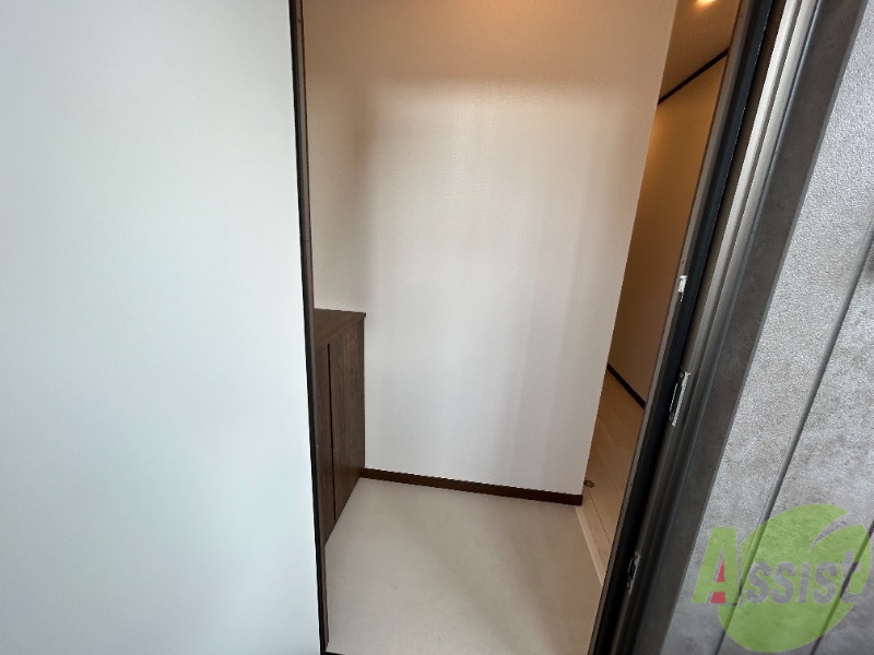 玄関　こちらは玄関です。入って左手に靴箱があります。