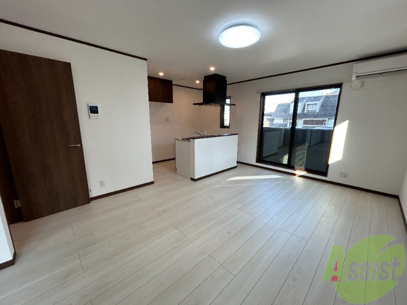 居室・リビング　リビングです。窓が大きく、日差しが良く入ります。