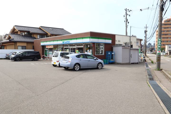 コンビニ　ファミリーマート金沢二口店（コンビニ）まで584m