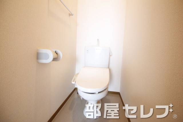 トイレ　温水洗浄便座。