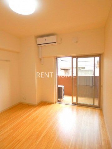 居室・リビング　明るく広めの洋室です。