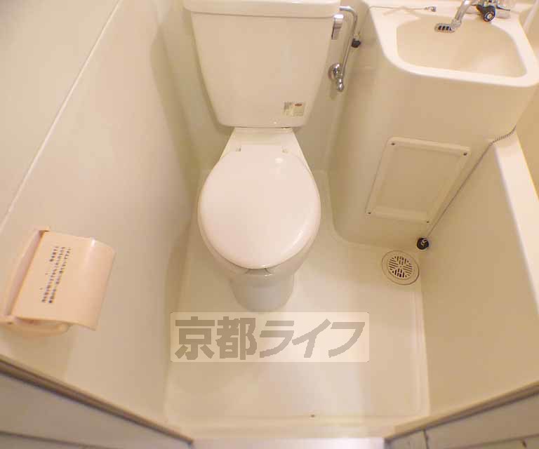 トイレ　トイレ回りもゆとりがあります。