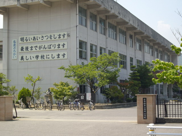 小学校　新居浜市立惣開小学校（小学校）まで766m
