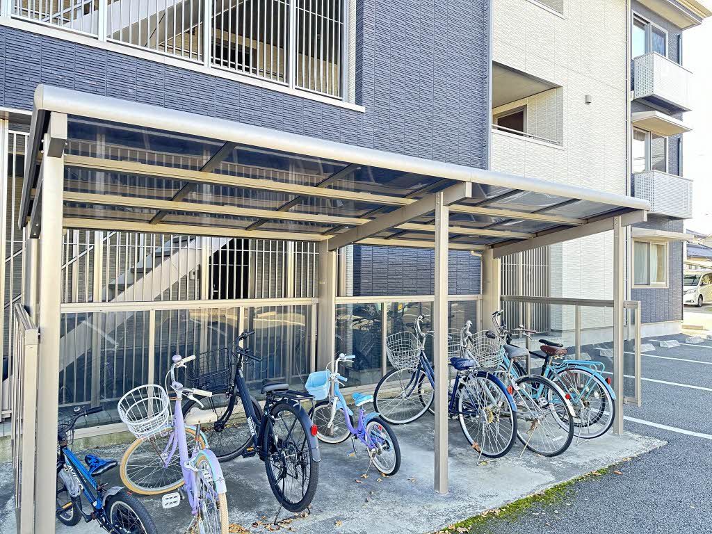 建物外観　駐輪場