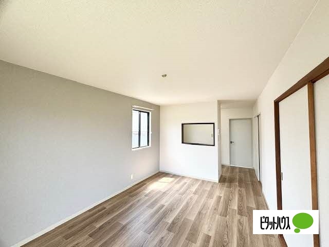 居室・リビング　写真は別室。状況が異なる場合は現況を優先します。