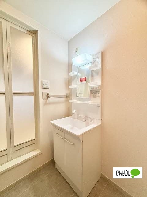 洗面設備　写真は別室。状況が異なる場合は現況を優先します。