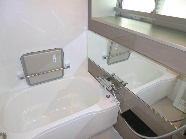バス・シャワールーム　うれしい大型バス　窓もあり換気バッチリ