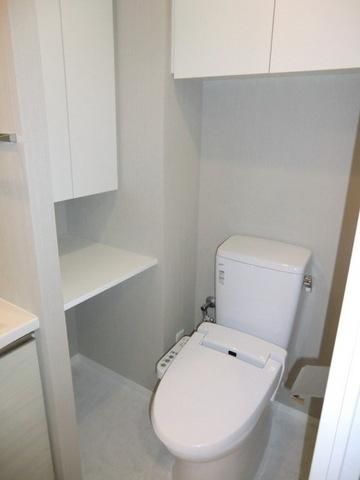 トイレ　ウォシュレット完備　収納棚もあり