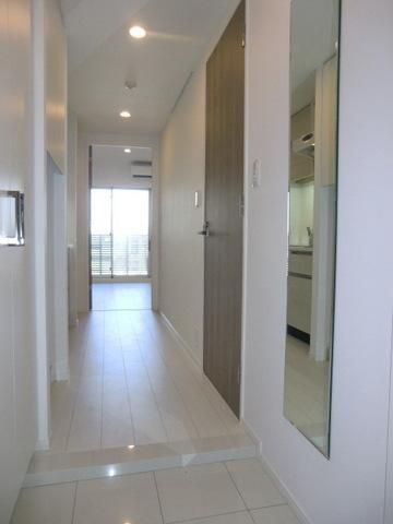 玄関　朝の身だしなみチェック　姿見鏡あり