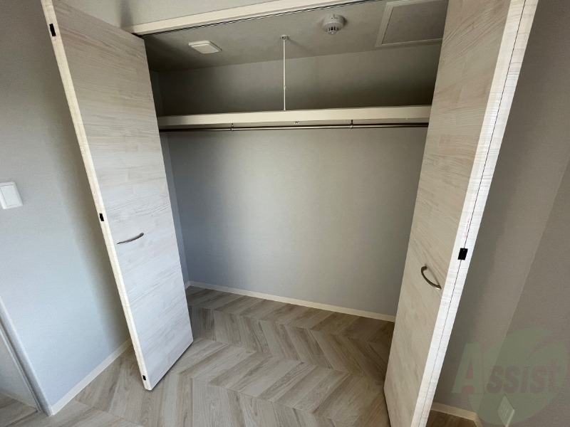 収納　こちらの収納にはハンガーをかけて服もしまえますね。