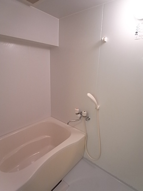 バス・シャワールーム　２人でも十分入浴できる広々なお風呂です