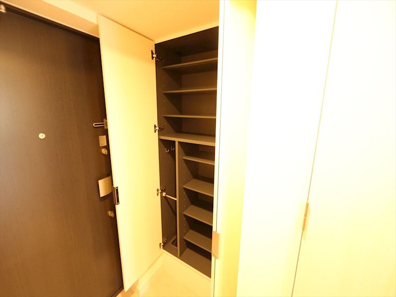 玄関　玄関　シューズボックス付（収納充実してます）