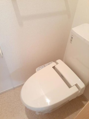 トイレ　落ち着いた色調のトイレです
