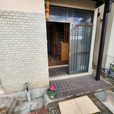 玄関　玄関の外観。外に水栓もあるので便利。