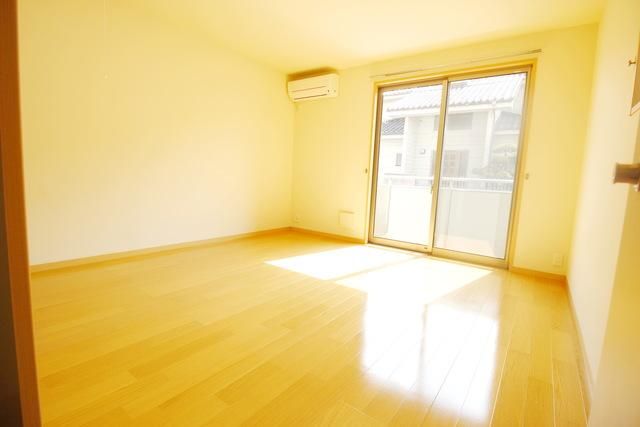 居室・リビング　広々あかるいお部屋です