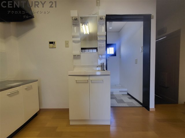 洗面設備　シンプルで機能的です。