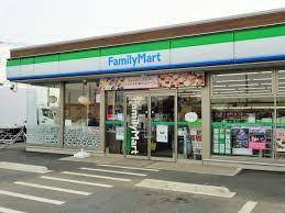 コンビニ　ファミリーマート 東大阪長田中店（コンビニ）まで300m