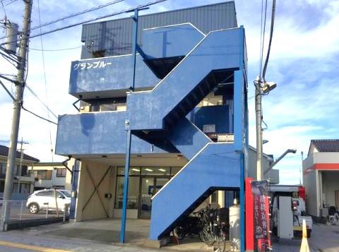 建物外観　鉄骨3階建て
