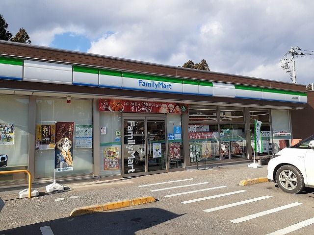 コンビニ　ファミリーマート高徳店（コンビニ）まで800m