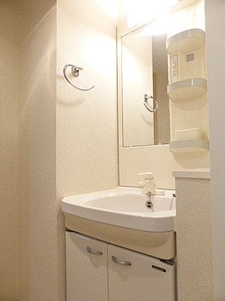 洗面設備　ゆったりとスペースのある洗面所