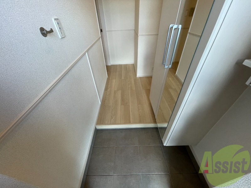 玄関　玄関からの様子です。すぐ部屋が見えないのは安心ですね。