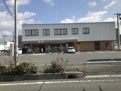 コンビニ　セブンイレブン山口小郡黄金町店（コンビニ）まで737m