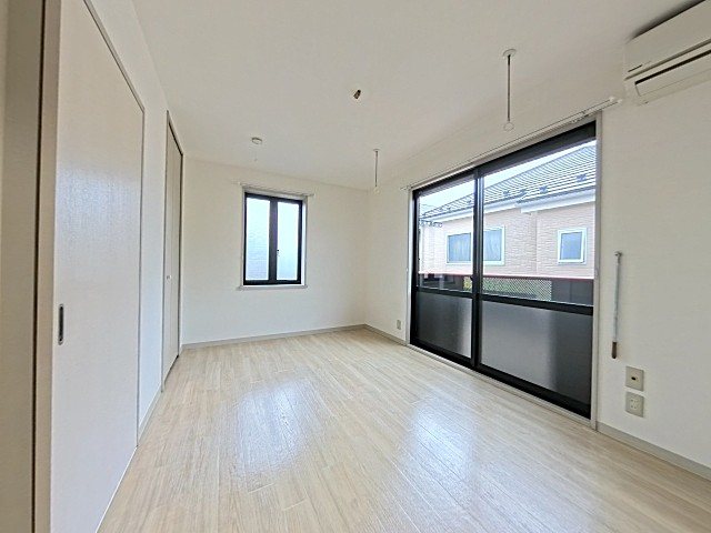 居室・リビング　角部屋で明るい室内