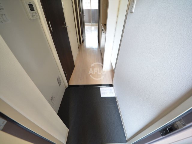 玄関　クリスタルブライト谷町　玄関廊下