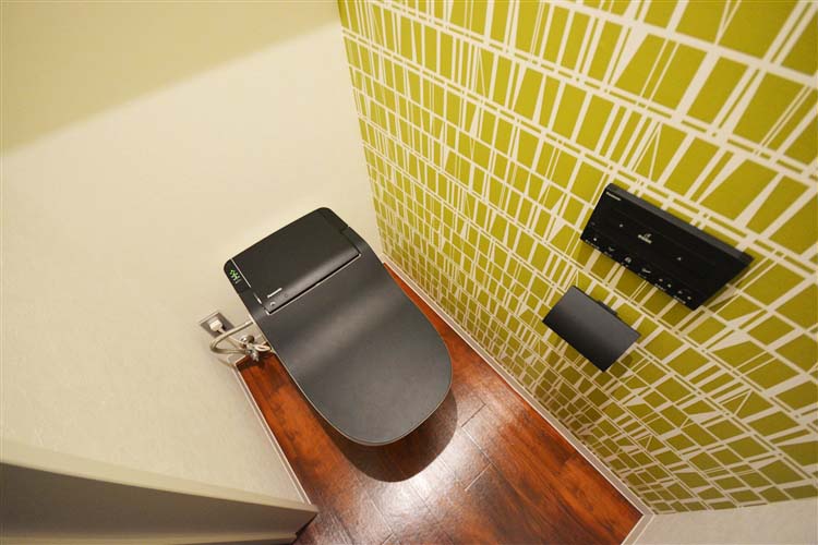 トイレ　アラウーノ搭載。トイレに入ると自動でフタが開きます。