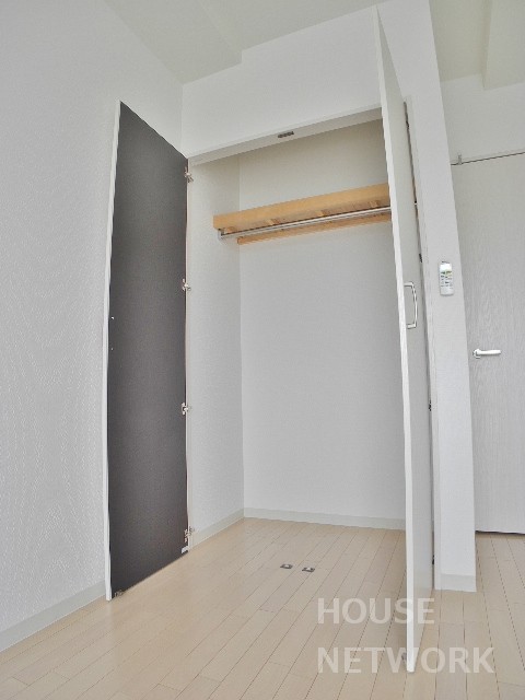 収納　西院駅徒歩11分、西大路五条の交差点角のマンションです。