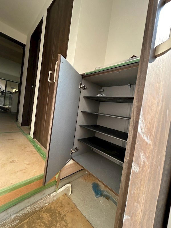玄関　工事中写真になります。