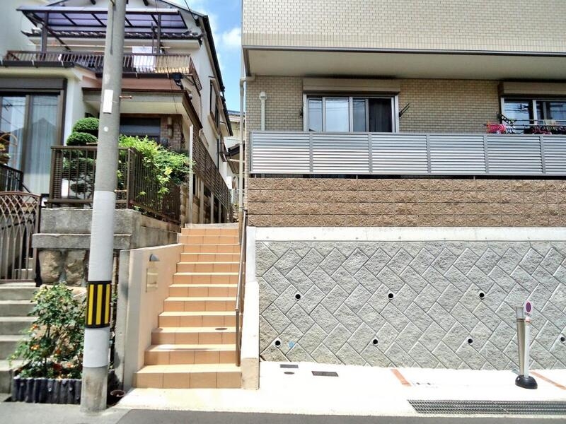 エントランス　マンション入り口はこんな感じです。
