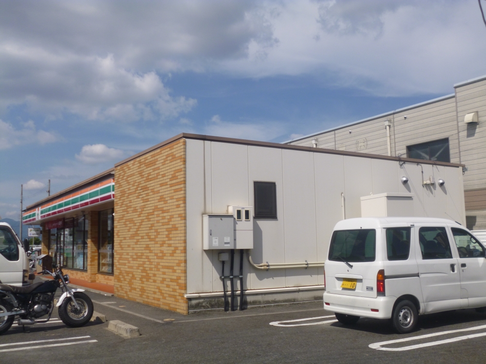 コンビニ　セブンイレブン（コンビニ）まで756m