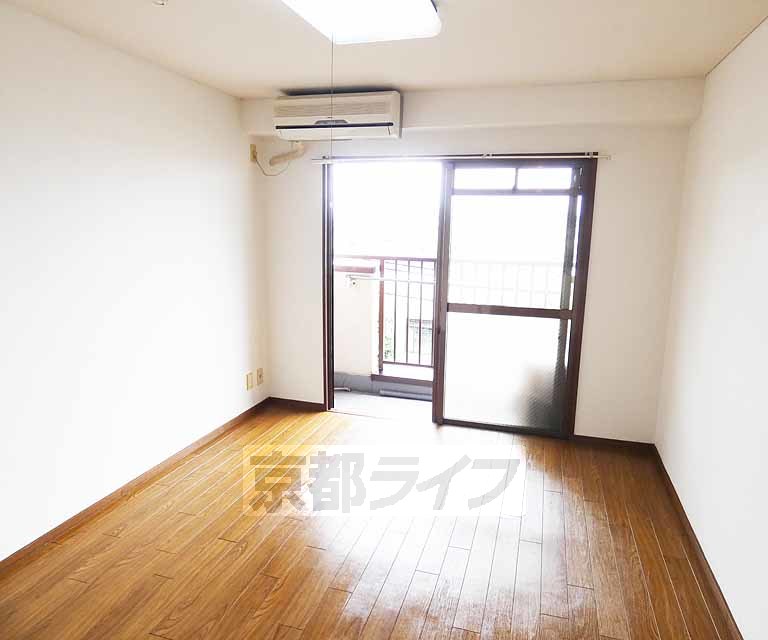 居室・リビング　落ち着いた雰囲気のお部屋です