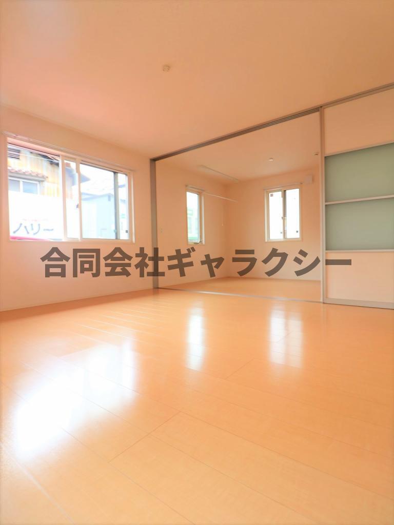 居室・リビング　11.4帖の明るいリビングルーム