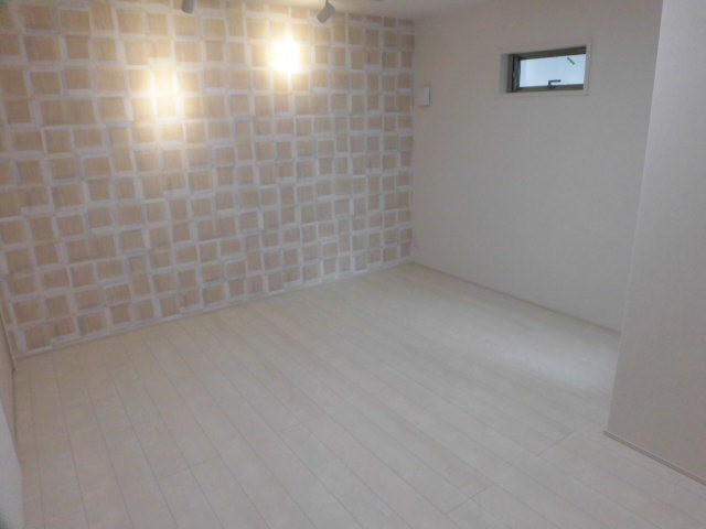 居室・リビング　壁紙のお洒落なお部屋です。